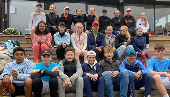 Svensk og Britisk seier i U14 turneringen på Holmenkollen Tennis Klubb.